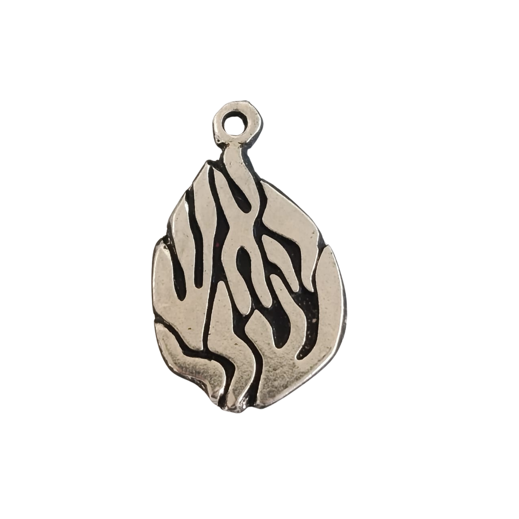 Collier Aesh Shéli Argent sur fond noir petit modèle sur chaîne argent