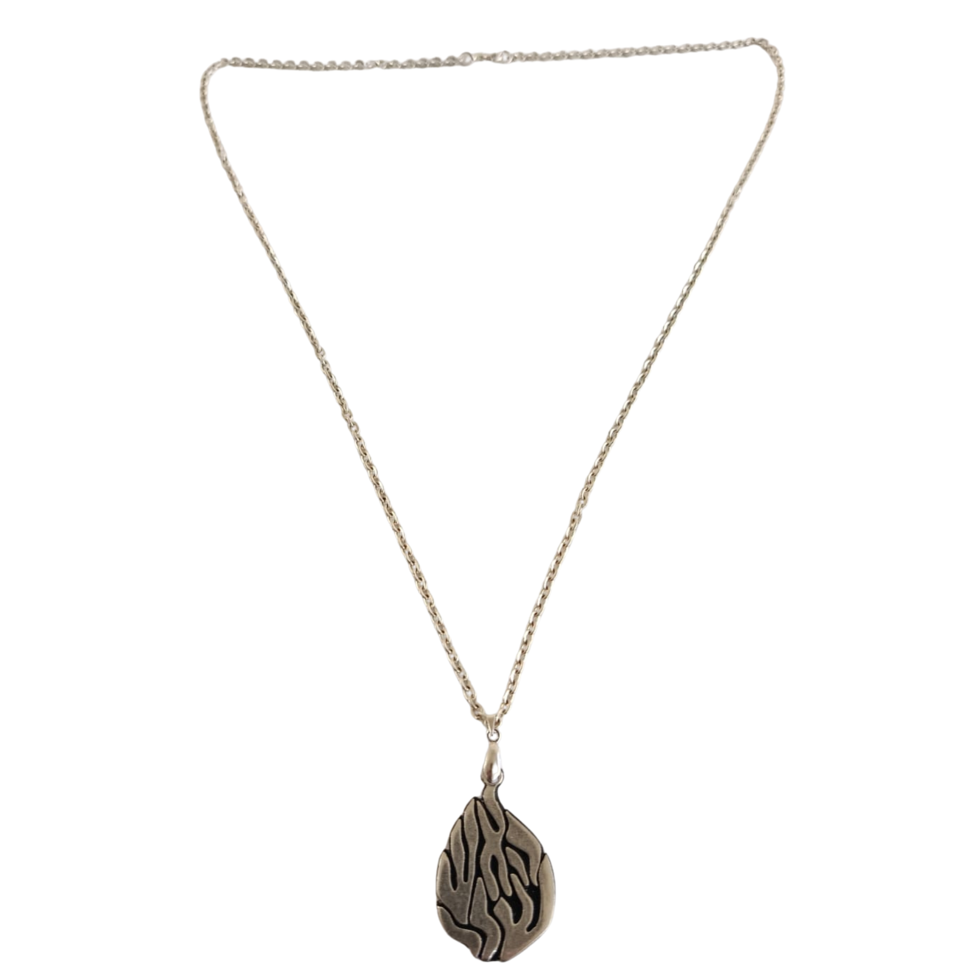 Collier Aesh Shéli Argent sur fond noir petit modèle sur chaîne argent