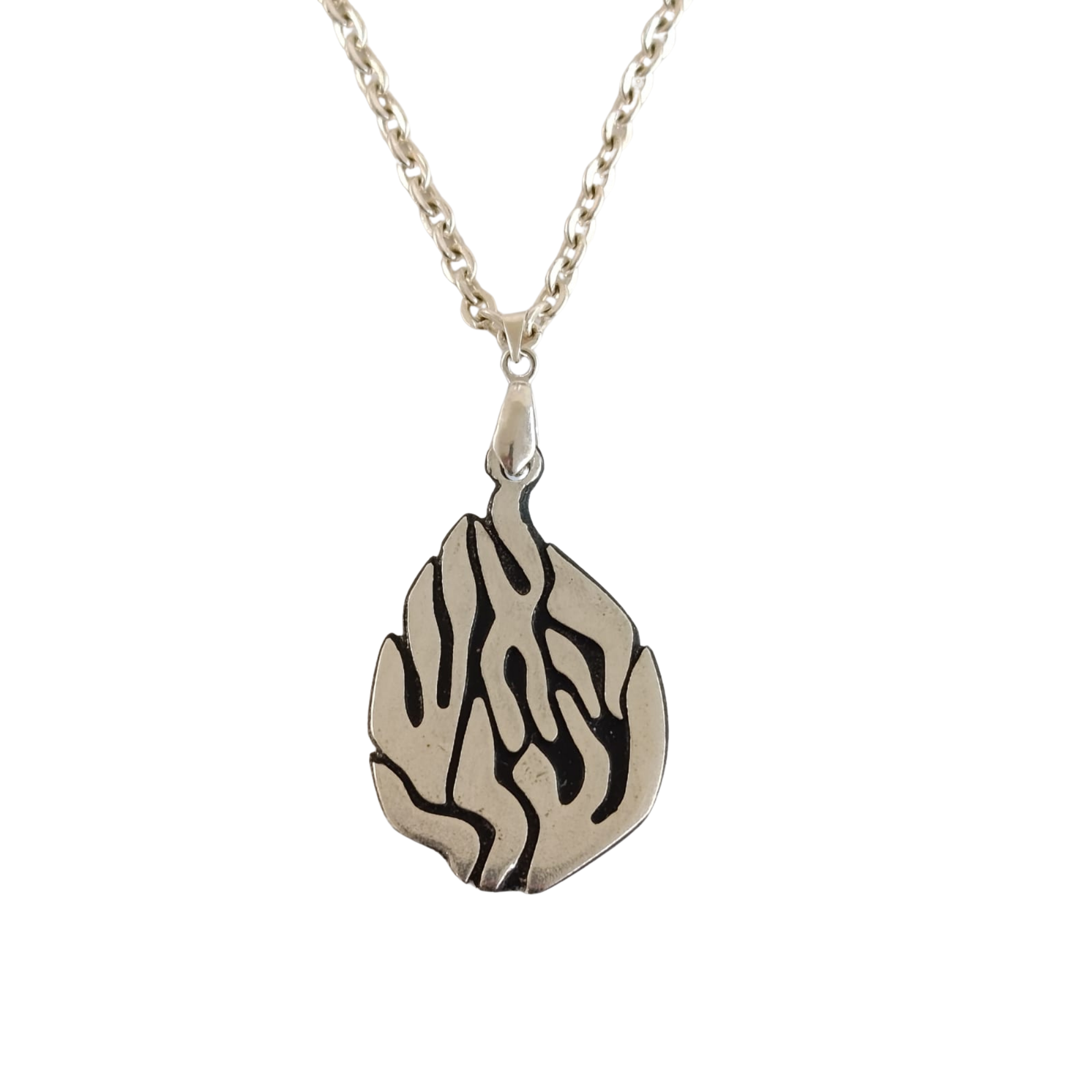 Collier Aesh Shéli Argent sur fond noir petit modèle sur chaîne argent