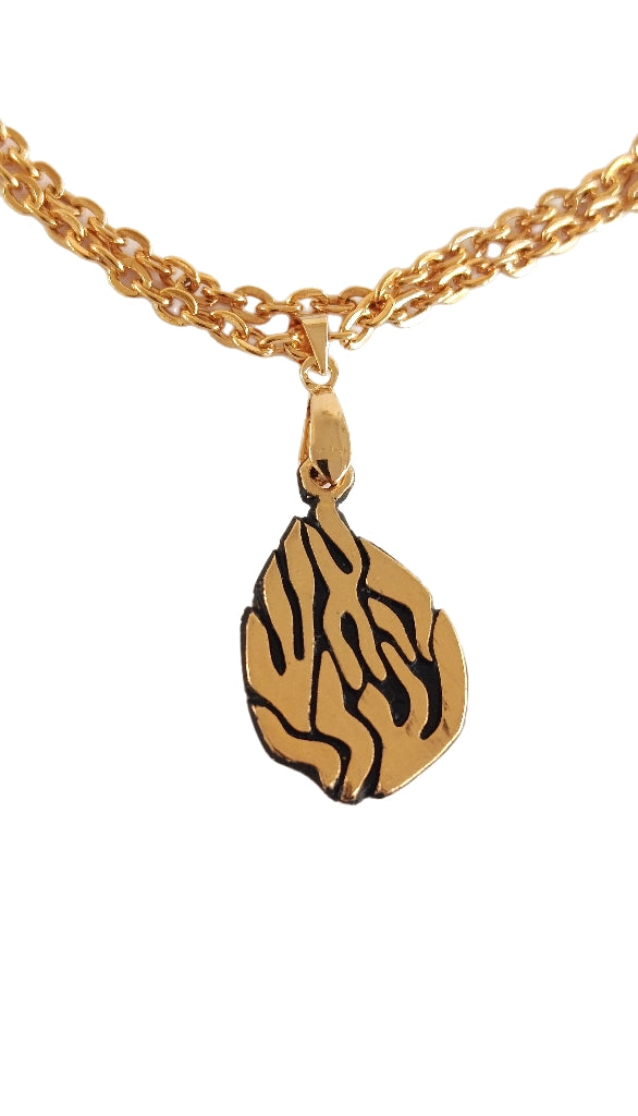 Collier Aesh Shéli Doré sur fond noir petit modèle sur chaîne dorée