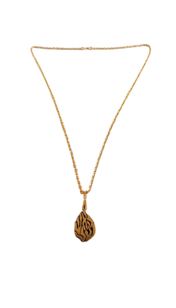 Collier Aesh Shéli Doré sur fond noir petit modèle sur chaîne dorée