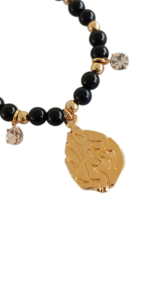 Bracelet Aesh Shéli Doré avec Perles Onyx noires et Charms