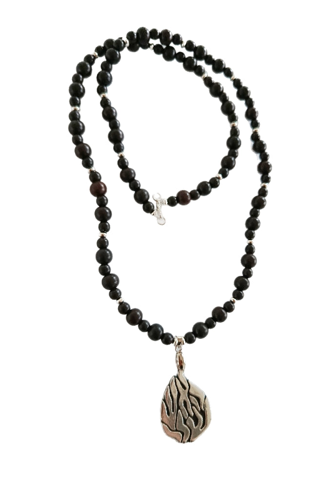 Collier Sautoir Aesh Shéli Argenté fond noire