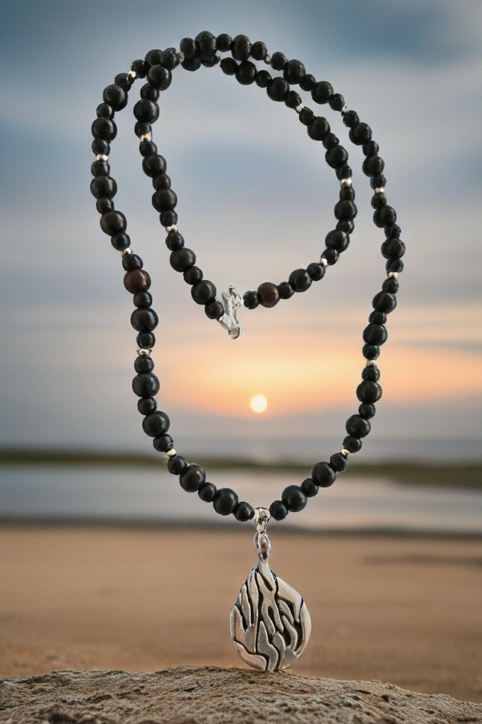 Collier Sautoir Aesh Shéli Argenté fond noire