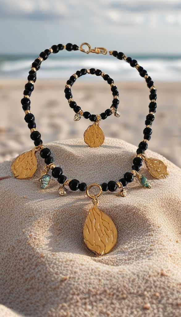 Collier Ras de Cou Aesh Shéli Doré avec perles Onyx noires et charms