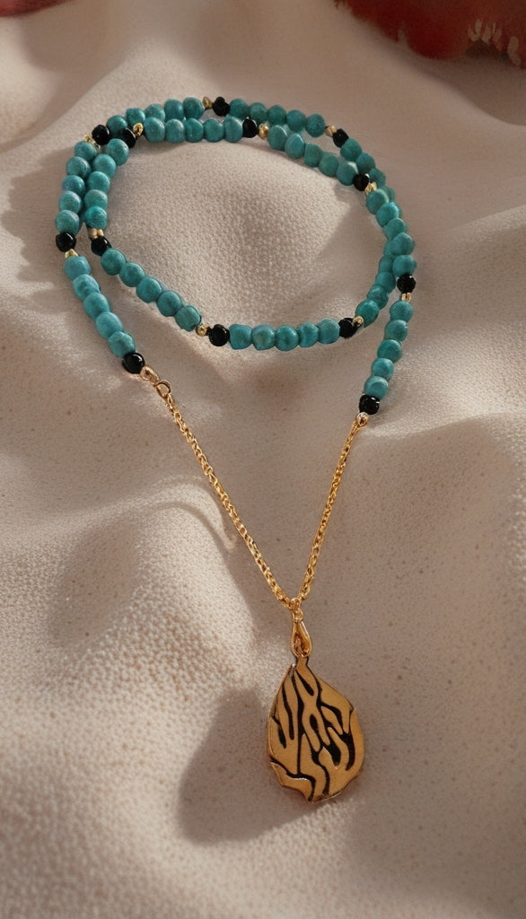 Collier Sautoir Aesh Shéli Doré Fond noir Avec Perles Turquoises