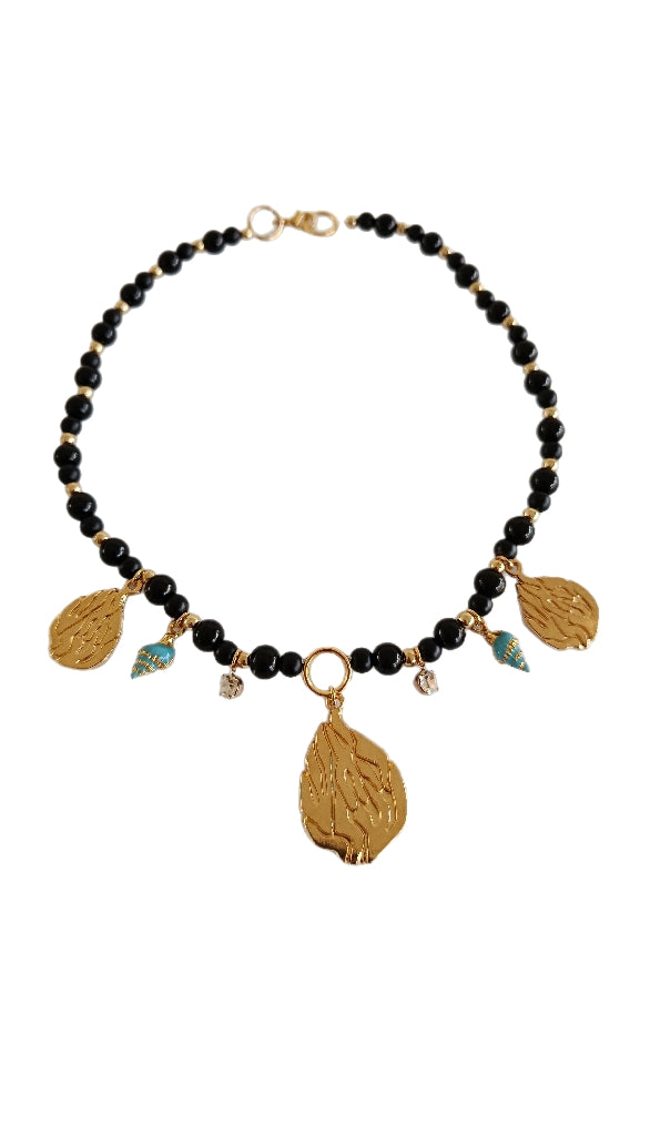 Collier Ras de Cou Aesh Shéli Doré avec perles Onyx noires et charms