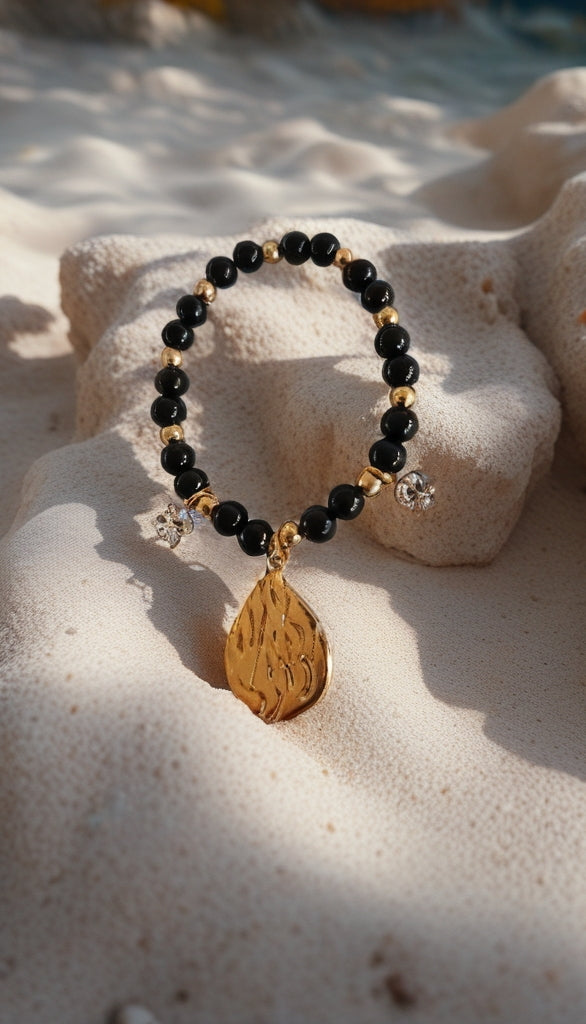 Bracelet Aesh Shéli Doré avec Perles Onyx noires et Charms