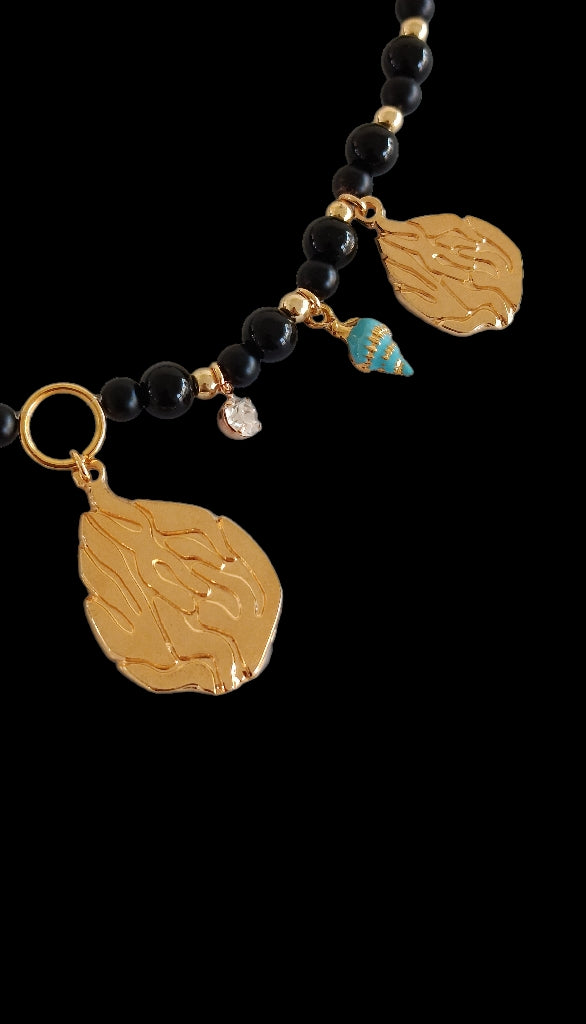 Collier Ras de Cou Aesh Shéli Doré avec perles Onyx noires et charms