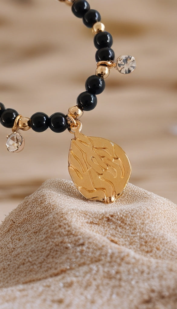 Bracelet Aesh Shéli Doré avec Perles Onyx noires et Charms