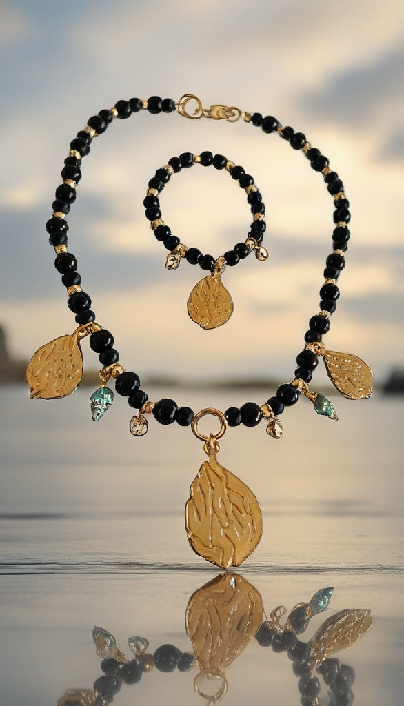 Bracelet Aesh Shéli Doré avec Perles Onyx noires et Charms