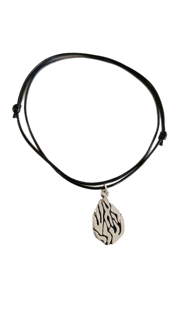 Petite Flamme Nahman Argent sur fond Noir