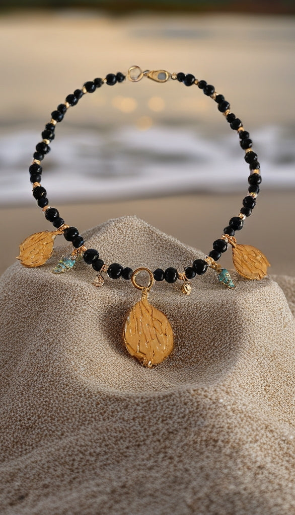 Collier Ras de Cou Aesh Shéli Doré avec perles Onyx noires et charms