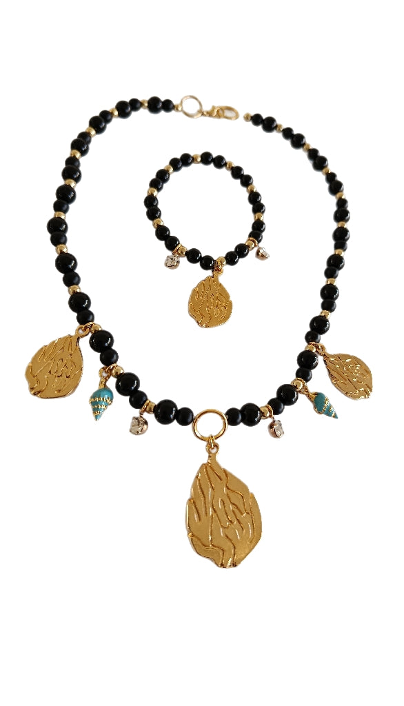 Bracelet Aesh Shéli Doré avec Perles Onyx noires et Charms