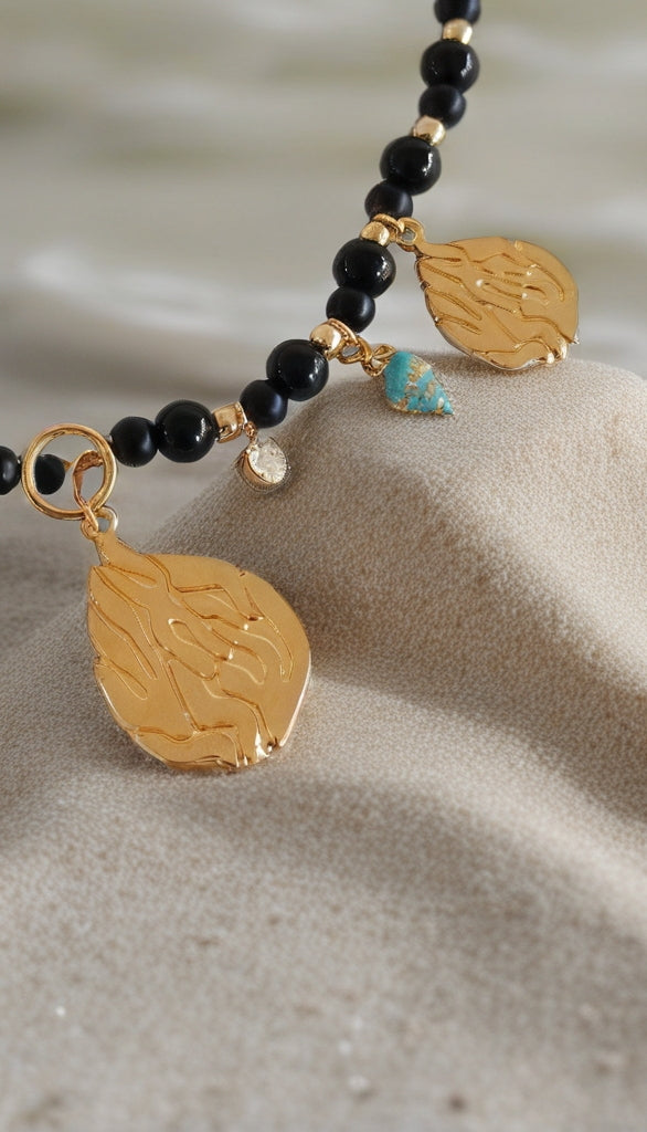 Collier Ras de Cou Aesh Shéli Doré avec perles Onyx noires et charms
