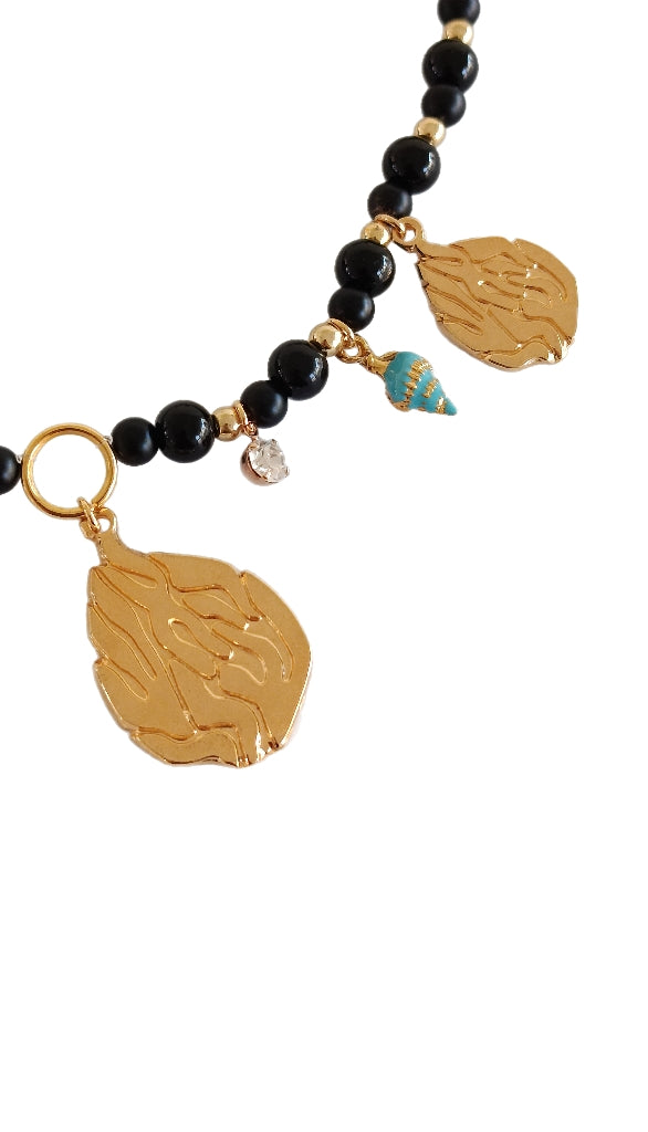 Collier Ras de Cou Aesh Shéli Doré avec perles Onyx noires et charms